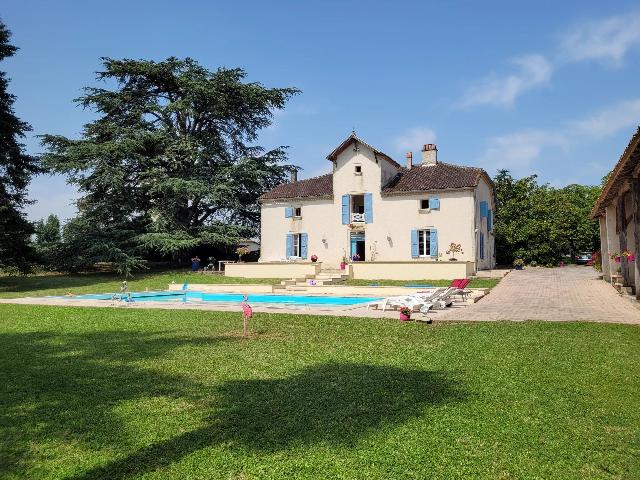 Huis te koop in&nbsp;PUYMIROL 47270 Lot-et-Garonne Aquitaine Frankrijk: Groot huis met zwembad, terrein en bijgebouwen. EXCLUSIEF BIJ BEAUX VILLAGES! Groot stenen huis van ca. 300 m² met beveiligd zwembad en stenen bijgebouwen, gelegen op slechts enkele minuten van Puymi...
