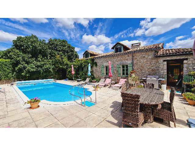 Gites-Chambres-d-hotes te koop in EYMET 24500 Dordogne Aquitaine Frankrijk: Charmant huis met 4 slaapkamers, 2 gastenverblijven en een zwembad in de buurt van Eymet. Dit is een charmant ensemble van stenen gebouwen, bestaande uit een apart huis met 4 slaapkamers, een gastenve...