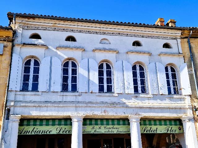 Gewerbe-Immobilie&nbsp;zu verkaufen in&nbsp;SAUVETERRE-DE-GUYENNE 33540 Gironde Frankreich. Charmantes Gebäude mit Gewerbeflächen. Ideal gelegen unter den eleganten Arkaden des zentralen Platzes, bietet dieses charmante Gebäude 96 m² Gewerbefläche im Erdgeschoss mit einem großen Schauf...