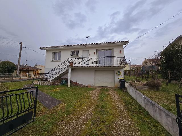 Huis te koop in&nbsp;MIRAMONT-DE-GUYENNE 47800 Lot-et-Garonne Aquitaine Frankrijk: Huis met tuin en garage. Dit huis biedt comfortabele accommodatie en veel potentieel voor verbouwing op de begane grond (onder voorbehoud van de benodigde vergunningen).<br />
<br />
Boven vindt u drie slaapkam...
