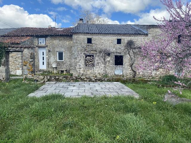 Huis te koop in ORADOUR-SAINT-GENEST 87210 Haute-Vienne Limousin Frankrijk: Set van twee huizen in een gehucht nabij Le Dorat. Gelegen in een mooi gehucht in Oradour-Saint-Genest, op slechts 10 minuten van Le Dorat en 22 minuten van Montmorillon, biedt dit pand een ideale set...