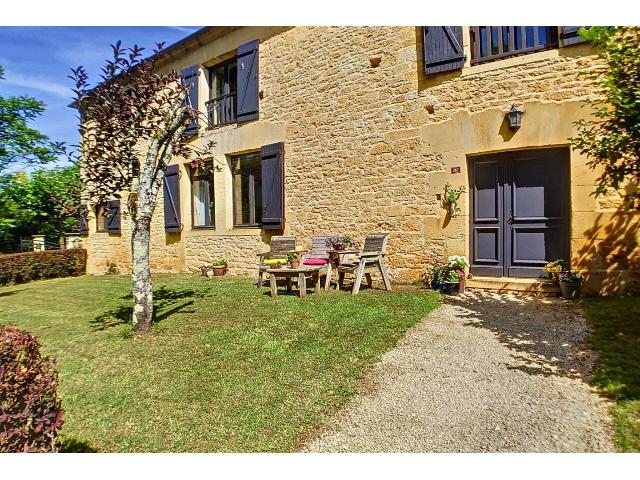 Huis te koop in&nbsp;SAINTE-NATHALÈNE 24200 Dordogne Aquitaine Frankrijk: Charmant stenen huis in de Dordogne bij Sarlat met aparte accommodatie, zwembad en uitzicht op de heuvels. Dit prachtig gepresenteerde stenen huis in de Dordogne ligt net buiten het historische stadje...