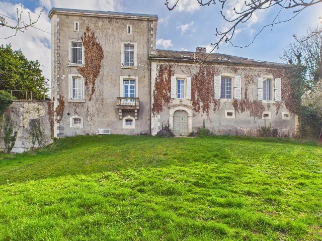 Ferienhaus/Pension&nbsp;zu verkaufen in&nbsp;SAINT-MÉARD-DE-DRÔNE 24600 Dordogne Frankreich. Geschmackvoll renoviertes Mini-Schloss mit hohem Ertragspotenzial! Beaux Villages präsentiert Ihnen stolz dieses Mini-Schloss mit Blick auf das Dorf St. Méard de Drône. Es wurde in den letzten Jahr...