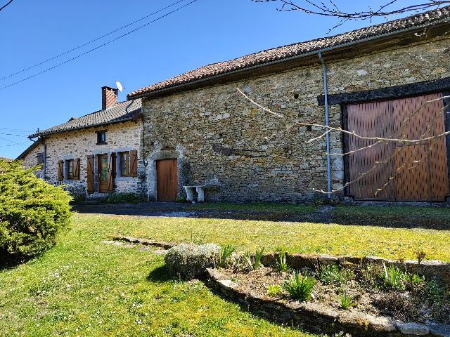 House&nbsp;for sale&nbsp;CUSSAC 87150 Haute-Vienne Limousin France: House 2 bedrooms with potential. At the end of a Limousin hamlet, 5km from Cussac, a village with shops, you'll find this stone property.<br />
<br />
The house currently comprises a kitchen, a living room and ...