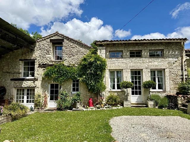 Huis te koop in&nbsp;DURAS 47120 Lot-et-Garonne Aquitaine Frankrijk: Onberispelijke, instapklare gezinswoning – zo betrekken! Deze uitzonderlijke woning is perfect voor gezinnen met meerdere generaties, met zes slaapkamers, twee keukens en drie ontvangstruimtes. Prac...