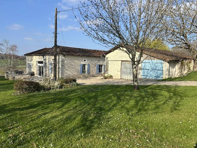 Maison &agrave; vendre &agrave;&nbsp;MONTMOREAU 16190 Charente Poitou-Charentes France: Belle charentaise sur un niveau avec logement pour amis. Nichée dans un endroit pittoresque, non loin d'une ville de bonne taille et à environ 30 minutes d'Angoulême, toujours populaire, avec sa ga...