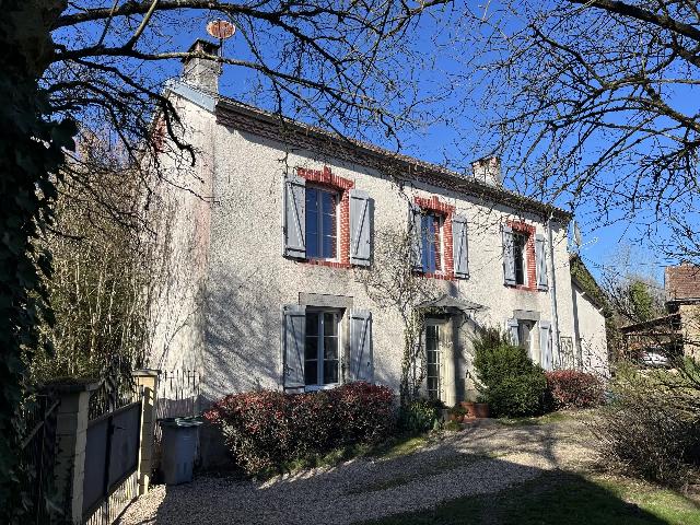 Maison à vendre à DROUX 87190 Haute-Vienne Limousin France: EMPTY. Rare opportunité d'acquérir 2 maisons individuelles de caractère en pierre, toutes deux habitables, deux grands ateliers et un beau jardin mature sur un terrain de plus de 3000m².<br />
<br />
La mai...