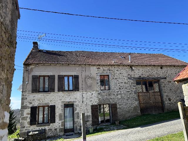 Maison &agrave; vendre &agrave;&nbsp;ARRÈNES 23210 Creuse Limousin France: Maison de campagne individuelle de 4 chambres magnifiquement présentée. Superbement présentée et entièrement rénovée, cette maison individuelle de 4 chambres et de 3 salles de bains, répartie ...