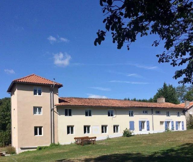 Gîtes-Chambres-d-hôtes à vendre à MAZEROLLES 16310 Charente Poitou-Charentes France: Maison de 6 chambres entièrement rénovée avec tour, lac, piscine, grange et gîte d'une chambre. Située dans un tout petit hameau dans une zone rurale entourée de champs et d'arbres, la propriét...