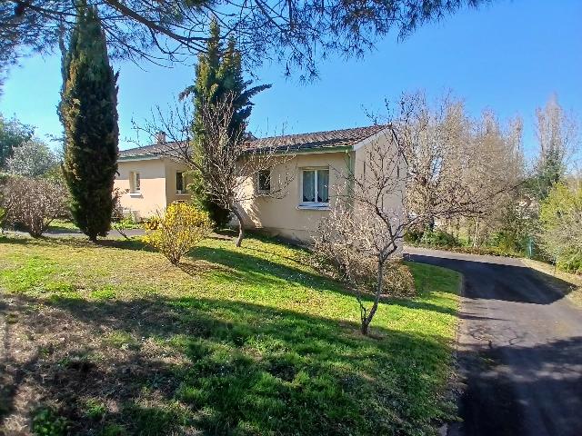 Haus zu verkaufen in MONTGUYON 17270 Charente-Maritime Frankreich. Modernes Stadthaus mit Swimmingpool. Im Herzen von Montguyon gelegen, nur wenige Gehminuten von hervorragenden lokalen Annehmlichkeiten und nur 45 Minuten von Bordeaux mit seinem internationalen Flugh...