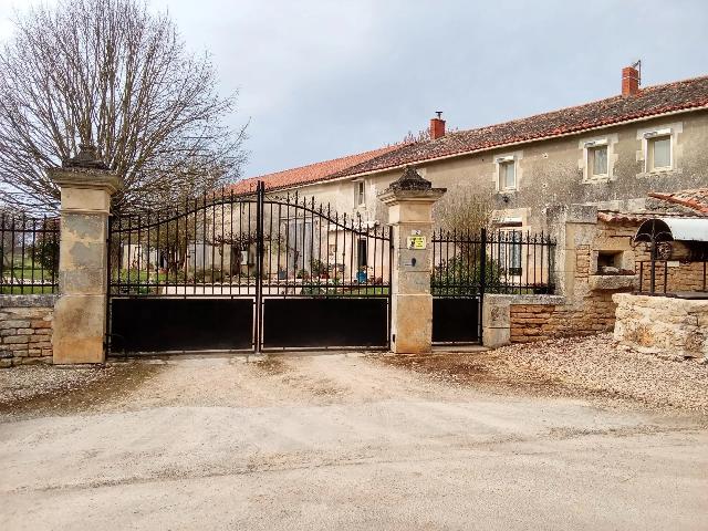 Maison &agrave; vendre &agrave;&nbsp;MELLERAN 79190 Deux-Sèvres Poitou-Charentes France: Charmante maison au calme. Cette charmante maison, située dans un joli petit village entre Sauzé-Vaussais et Chef-Boutonne se compose au rez-de-chaussée d'une grande cuisine, d'une salle à manger/...