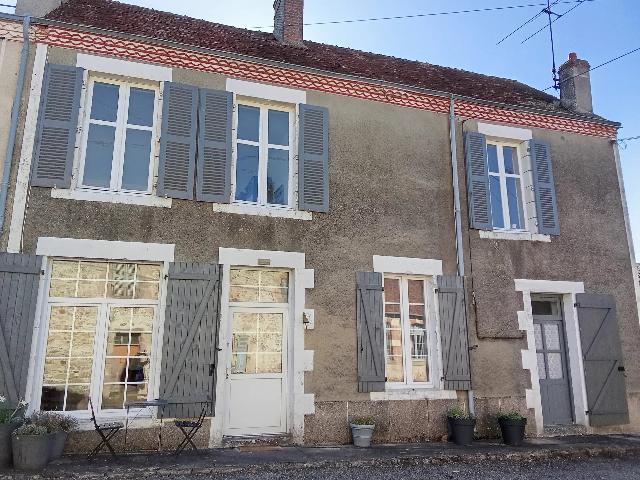 Huis te koop in&nbsp;LUSSAC-LES-ÉGLISES 87360 Haute-Vienne Limousin Frankrijk: Licht en helder dorpshuis. Beaux Villages is verheugd om dit mooie dorpshuis in Lussac les Églises op de markt te brengen.<br />
<br />
U komt het pand binnen in een lichte woonkamer, groot genoeg voor een gro...