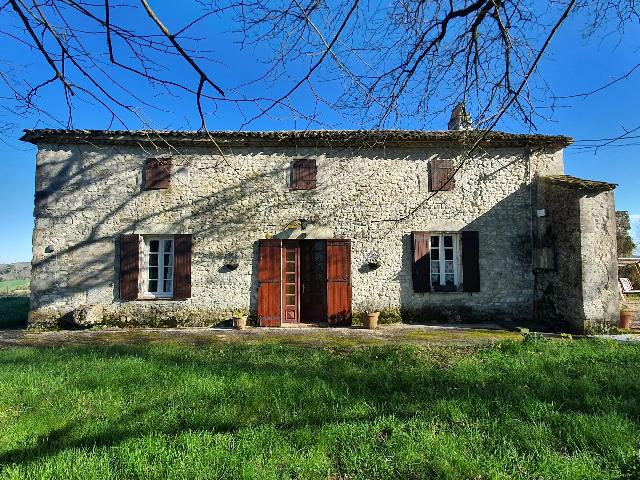 Haus&nbsp;zu verkaufen in&nbsp;DURAS 47120 Lot-et-Garonne Frankreich. Herrliche Aussicht, 2 Pools, ein Haus mit 4 Schlafzimmern und ein Gästehaus mit 4 Schlafzimmern! EXKLUSIV BEI BEAUX VILLAGES! Dieses Anwesen bietet Ihnen den perfekten Rückzugsort vom Alltag. Dank s...