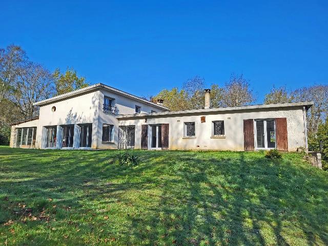 Huis te koop in COGNAC 16100 Charente Poitou-Charentes Frankrijk: Groot, vrijstaand huis in een prachtige omgeving, op steenworp afstand van de Cognac Golf Club. Dit extreem ruime, lichte en luchtige huis staat in een omheind park en bos van meer dan een hectare en ...