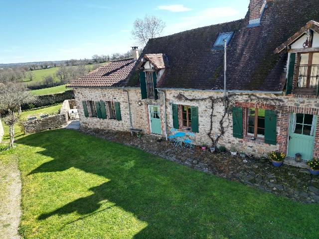 Gites-Chambres-d-hotes te koop in MAGNAC-LAVAL 87190 Haute-Vienne Limousin Frankrijk: Drie huizen, twee met twee slaapkamers en één met één slaapkamer. Wat een geweldige kans voor de juiste koper: verhuur van vakantiehuizen (mogelijk ook een gîte - mits de benodigde vergunningen a...