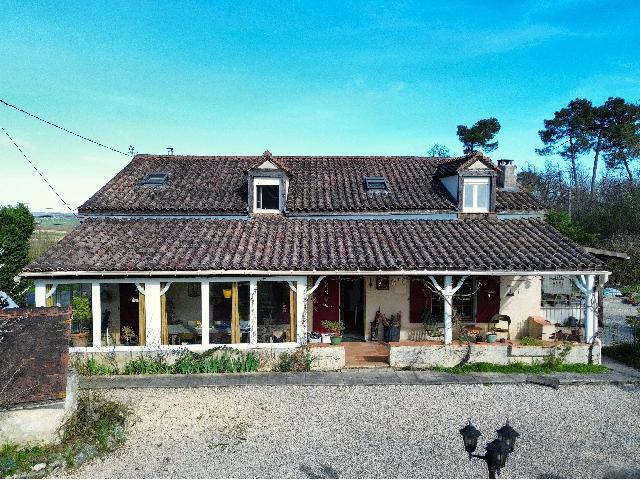 Campingplatz zu verkaufen in&nbsp;EYMET 24500 Dordogne Aquitaine Frankreich: Schönes Haus mit Campingplatz. Nur wenige Minuten von der charmanten Bastidenstadt Eymet entfernt, bietet dieses Anwesen die einmalige Gelegenheit, ein schönes Haus mit kleinem Campingplatz zu besit...