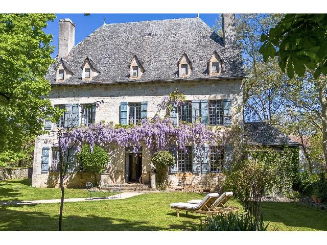 Gîtes/Chambres d'hôtes te koop in VILLENEUVE 12260 Aveyron Midi-Pyrénées France: Prachtig landgoed met een kasteeltje en landhuis, zwembad en 5 hectare park. Vanaf het moment dat u dit landgoed betreedt, zult u onder de indruk zijn van de charme!<br />
<br />
Omringd door velden en weilande...