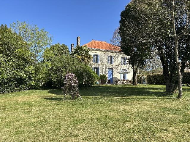 Haus zu verkaufen in MIRAMBEAU 17150 Charente-Maritime Frankreich. Atemberaubendes Familienhaus mit Pool und Nebengebäuden. Dieses schöne, nach Süden ausgerichtete Haus aus dem 19. Jahrhundert, ursprünglich ein Weinberghaus, liegt in einem kleinen Weiler in der N...