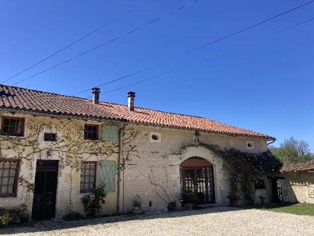 Huis te koop in&nbsp;SAINT PRIVAT EN PÉRIGORD 24410 Dordogne Aquitaine Frankrijk: Charmant stenen huis met een groot perceel. Een charmant stenen huis, verdeeld in een hoofdwoonkamer en een apart gedeelte dat momenteel wordt gebruikt als gastenverblijf. 2 ontvangstruimtes, twee keu...