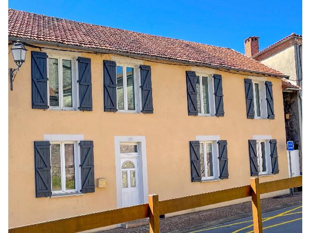 Ferienhaus/Pension&nbsp;zu verkaufen in&nbsp;SAINT-SAUD-LACOUSSIÈRE 24470 Dordogne Frankreich. Großes, renoviertes Dorfhaus, derzeit in drei separate Wohnungen aufgeteilt. Dieses gut renovierte, attraktive und sehr geräumige Doppelhaus liegt in der wunderschönen Region Périgord Vert in der ...