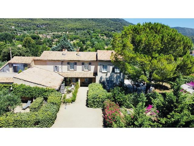 Huis te koop in COTIGNAC 83570 Var Provence Alpes Côte d'Azur France: Een verborgen oase tussen de Middellandse Zee en de Alpen. Tussen de Middellandse Zee en de Alpen, aan de rand van het regionale park van de Verdon, aan de rand van een charmant dorpje, kunt u deze wo...