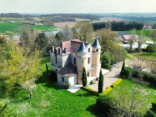 House for sale SEYCHES 47350 Lot-et-Garonne Aquitaine France: Elegant 19th-Century Château with Turrets – A Refined Blend of Heritage and Modern Comfort. Step into timeless elegance with this beautifully-restored 19th-century château, complete with signature...