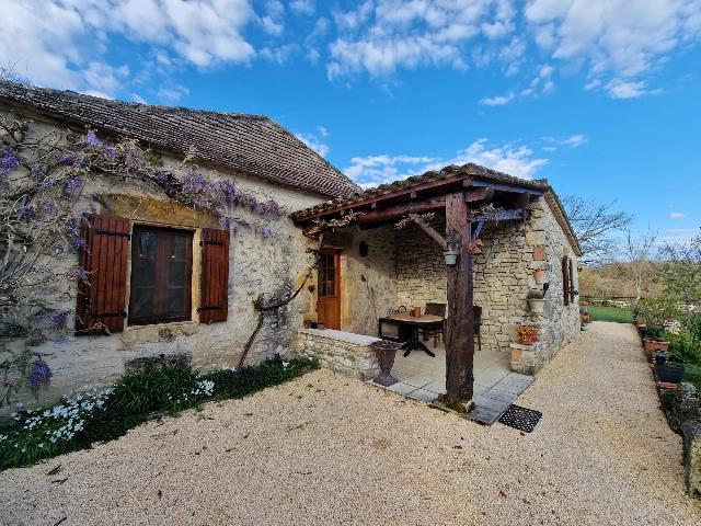 Maison à vendre à VILLERÉAL 47210 Lot-et-Garonne Aquitaine France: Superbe Maison en Pierre dans un Hameau Paisible Près de Villereal. Nichée dans un hameau tranquille à seulement quelques minutes du village animé de Villereal, cette charmante maison en pierre of...