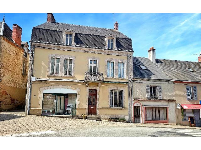 Maison &agrave; vendre &agrave;&nbsp;BOUSSAC 23600 Creuse Limousin France: Un potentiel fabuleux au cœur d'une ville prospère. Cette belle ancienne pharmacie offre une opportunité exceptionnelle de créer une grande maison familiale avec une maison d'amis supplémentaire ...