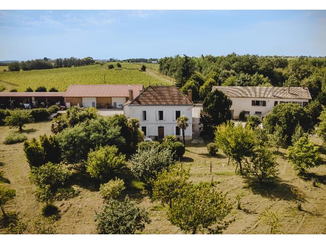 Huis te koop in&nbsp;MONPRIMBLANC 33410 Gironde Aquitaine Frankrijk: Charmant landgoed op 45 minuten van Bordeaux met meerdere woningen en eindeloze mogelijkheden. Dit charmante landgoed biedt een unieke kans om een ​​karaktervol pand te bezitten op een rustige maa...