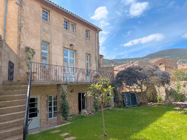 Huis te koop in&nbsp;LIMOUX 11300 Aude Languedoc Roussillon Frankrijk: Charmante, gerenoveerde stenen woning met potentie voor een goed inkomen. Verscholen in een rustig laantje binnen de oude stadswallen van een pittoresk en zeer gewild middeleeuws kuuroord, op slechts ...