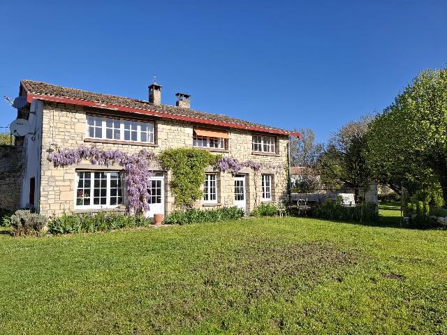Haus zu verkaufen in CHEF-BOUTONNE 79110 Deux-Sèvres Frankreich. Helles und geräumiges Einfamilienhaus mit 5 Schlafzimmern und Gästehaus. Gelegen in einem charmanten ländlichen Dorf zwischen den Marktflecken Brioux-sur-Boutonne und Chef-Boutonne, wird dieses Hau...