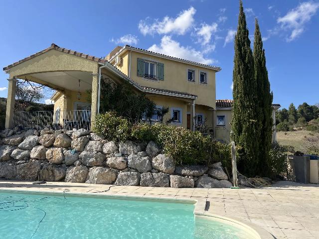 Haus&nbsp;zu verkaufen in&nbsp;LIMOUX 11300 Aude Frankreich. Luxuriöses 5-Schlafzimmer-Haus mit atemberaubender Aussicht und Entwicklungspotenzial. Dieses gut gebaute 5-Schlafzimmer-Haus liegt auf einem großen, erhöhten Grundstück und bietet einen atemberau...