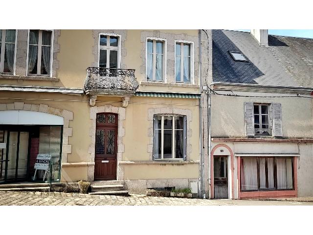 Huis te koop in&nbsp;BOUSSAC 23600 Creuse Limousin Frankrijk: Vier gebouwen met veel potentie in het hart van een bloeiende stad. In totaal vier gebouwen, waaronder een fraaie voormalige apotheek met apart gastenverblijf, tuinen en zwembad, en een voormalig rest...