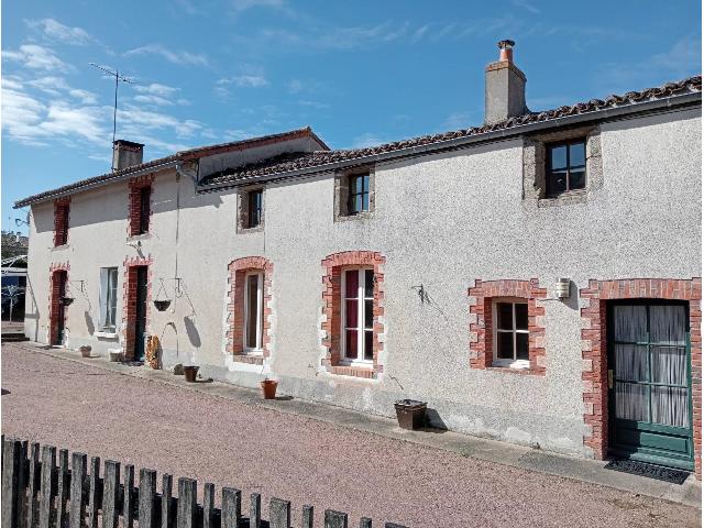 Gites-Chambres-d-hotes te koop in&nbsp;MOUTIERS-SOUS-ARGENTON 79150 Deux-Sèvres Poitou-Charentes Frankrijk: Ruim dorpshuis met mogelijkheden voor een bed & breakfast/chambres d'hôtes. Verscholen in een landelijk dorpje in het noorden van de Deux Sèvres, met een buurtwinkel op loopafstand. Op 6 km afstand ...