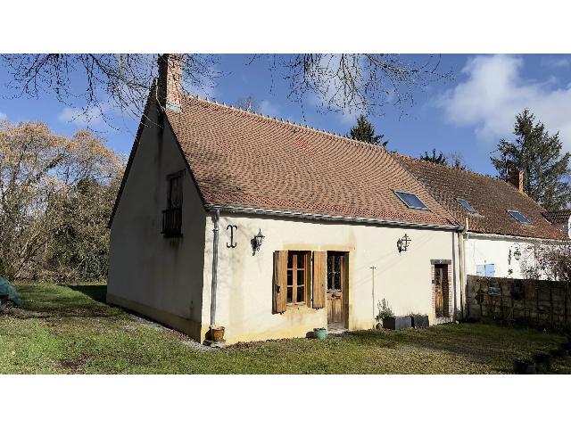 Huis te koop in CHÂTEAUMEILLANT 18370 Cher Centre France: Karakteristiek landhuis met studio-annex. Gerenoveerd met vakmanschap, smaak en oog voor traditie, biedt dit huisje een grote, comfortabele leefruimte met zichtbare balken en een indrukwekkende stenen...