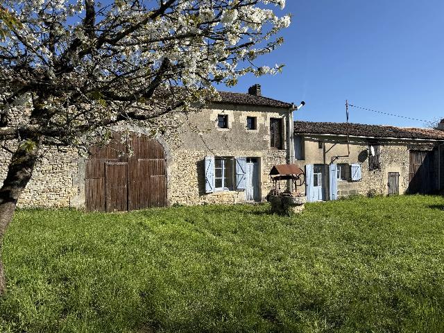 Maison &agrave; vendre &agrave;&nbsp;SAINT-MARTIN-DU-CLOCHER 16700 Charente Poitou-Charentes France: Ensemble immobilier en pierre à terminer dans un cadre magnifique. Cette maison en pierre a besoin d'être rénovée. Située sur une belle parcelle de terrain, elle dispose d'une allée privée qui ...