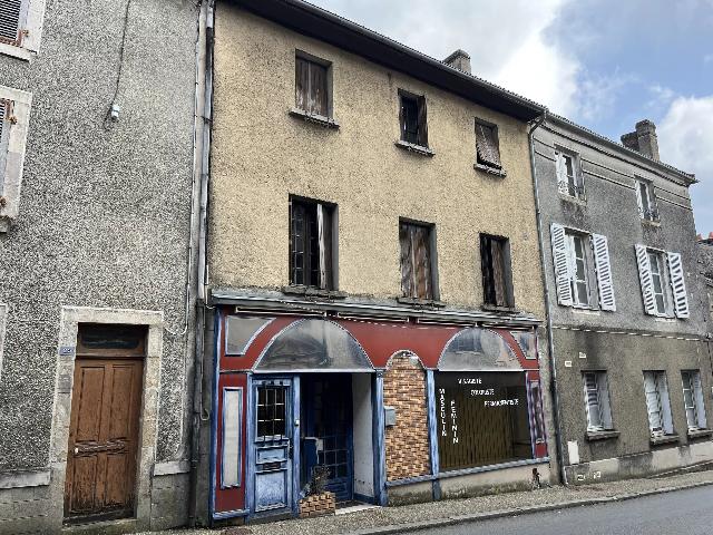 Maison &agrave; vendre &agrave;&nbsp;MAGNAC-LAVAL 87190 Haute-Vienne Limousin France: Bien de 3 chambres avec un espace commercial au rez-de-chaussée. Cette propriété à double usage offre un logement spacieux au-dessus d'un ancien salon de coiffure, dans une petite ville avec de no...