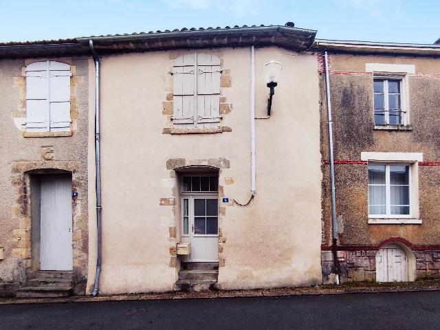 Huis te koop in MOUILLERON-EN-PAREDS 85390 Vendée Pays de la Loire France: Charmant stenen dorpshuis met tuin en karakteristieke elementen. Gelegen in het hart van een levendig dorp en op slechts een korte loopafstand van de plaatselijke winkel, bar en restaurant, biedt dit ...