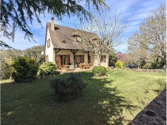 Haus zu verkaufen in SARLAT-LA-CANÉDA 24200 Dordogne Frankreich. Charmantes, freistehendes Haus mit 4 Schlafzimmern und 1-Zimmer-Apartment und atemberaubendem Talblick – in der Nähe von Cénac. In ruhiger und dennoch gut erreichbarer Hanglage, nur 1,5 km vom leb...