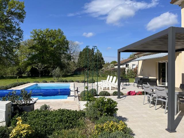 House&nbsp;for sale&nbsp;NANTIAT 87140 Haute-Vienne Limousin France: Fabulous family home with extensive garden and heated pool. Built approx 10 years ago, this modern open-plan property sits in well manicured gardens, with double glazed doors looking out onto the rear...