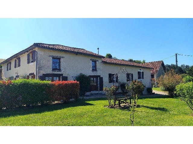 Huis te koop in VERTEILLAC 24320 Dordogne Aquitaine Frankrijk: Prachtig landelijk huis met weids uitzicht. We zijn verheugd u deze ruime, door een architect ontworpen renovatie te presenteren.<br />
Aan de ene kant bevinden zich twee slaapkamers op de begane grond met...