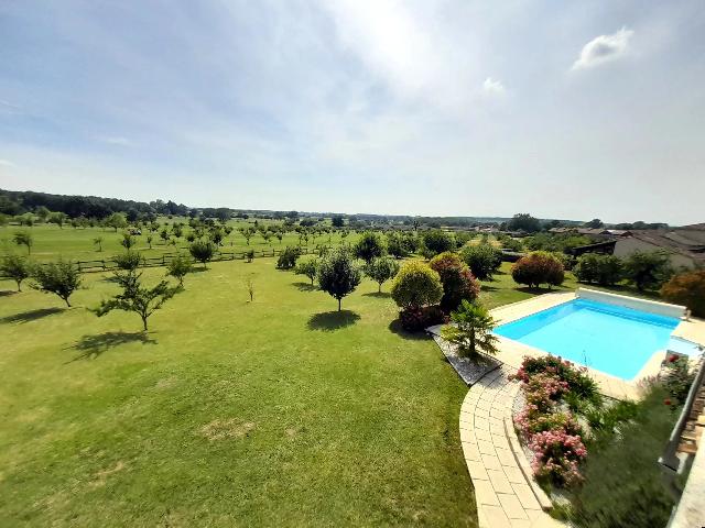 Huis te koop in&nbsp;BERGERAC 24100 Dordogne Aquitaine Frankrijk: Prachtige, op maat gemaakte villa met zwembad op het terrein van de prestigieuze Château des Vigiers Golf Club. Deze vrijstaande woning van 210 m² is een van de meest aantrekkelijke woningen op het ...