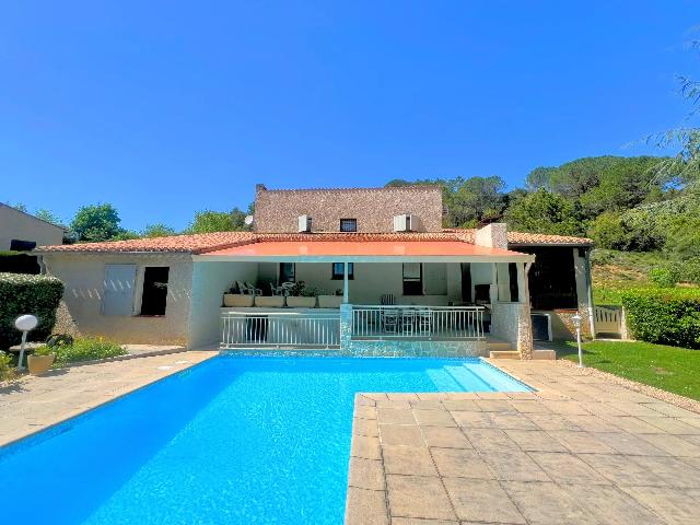 Maison à vendre à SAINT-POLYCARPE 11300 Aude Languedoc Roussillon France: Une propriété conçue par un architecte avec un énorme potentiel. EN EXCLUSIVITÉ! A côté d'un charmant village pittoresque à quelques minutes de Limoux, cette maison familiale conçue par un ar...