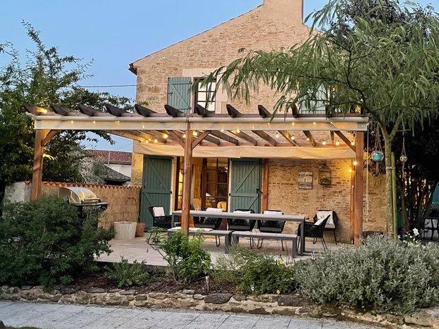 Huis te koop in BAZOGES-EN-PAREDS 85390 Vendée Pays de la Loire France: Charme, ruimte en rust – Prachtig gerenoveerd stenen huis met zwembad en bijgebouwen. Word verliefd op dit prachtige stenen huis, volledig en smaakvol gerenoveerd, gelegen op een uitgestrekt terrein...