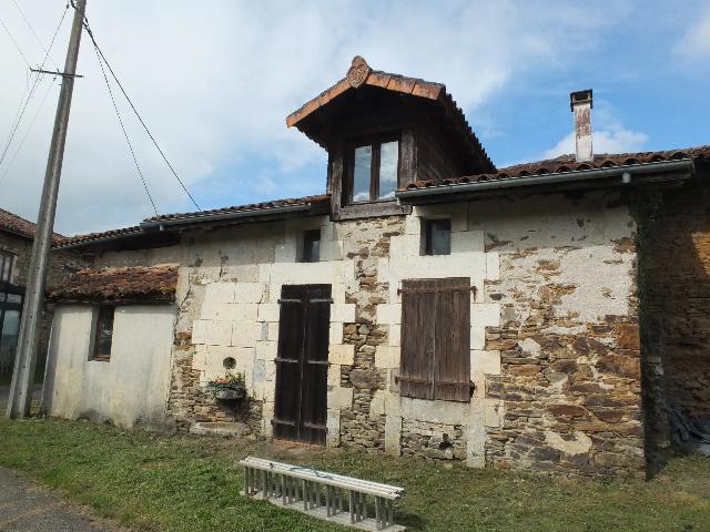 Maison &agrave; vendre &agrave;&nbsp;MONTEMBŒUF 16310 Charente Poitou-Charentes France: Maison à rénover entièrement. Découvrez la toile parfaite pour la maison de vos rêves ! <br />
<br />
Cette charmante propriété offre un potentiel incroyable, prête à être transformée en un chef-d'œ...