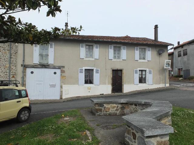 Maison &agrave; vendre &agrave;&nbsp;LA PÉRUSE 16270 Charente Poitou-Charentes France: Spacieuse maison de village pleine de caractère et de potentiel. En plein cœur du village, cette maison de 5 chambres est pleine de charme, de lumière et d'opportunités - idéale pour une grande f...