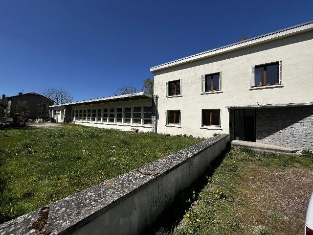 Gewerbe-Immobilie zu verkaufen in MORTEMART 87330 Haute-Vienne Frankreich. Apartment- und Geschäftskomplex in einem preisgekrönten Dorf. In einem der preisgekrönten Dörfer Frankreichs gelegen, bietet diese Immobilie die ideale Wohn- und Geschäftsmöglichkeit oder die M...