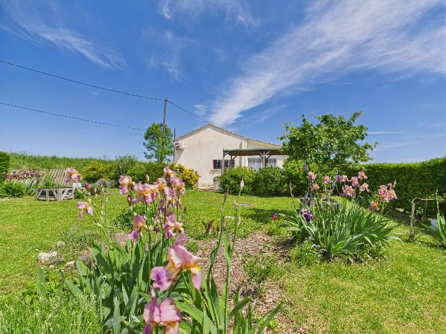 House&nbsp;for sale&nbsp;MONFLANQUIN 47150 Lot-et-Garonne Aquitaine France: Lovely single-storey house with large garden close to a beautiful bastide. Close to the village of Monflanquin, come and discover this charming, fully renovated house surrounded by a beautiful garden....