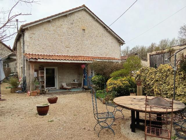 House&nbsp;for sale&nbsp;SAINT-FRAIGNE 16140 Charente Poitou-Charentes France: Old water mill to renovate. Perfect as a country house!<br />
<br />
Come and discover this former 18th century water mill in a charming little hamlet in the commune of Saint-Fraigne, just 20 km from Ruffec.<br />
<br />...