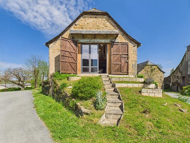 Huis te koop in SAINT-FÉLIX-DE-LUNEL 12320 Aveyron Midi-Pyrénées France: Stijlvolle stenen schuur op een gewilde locatie. EXCLUSIEF BIJ BEAUX VILLAGES! Ideaal vakantiehuis of charmante eerste aankoop.<br />
<br />
Gelegen op slechts 20 minuten van het beroemde dorp Conques – een v...